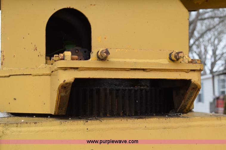 image for item E6277 1975 Broderson RTR701B carry deck crane