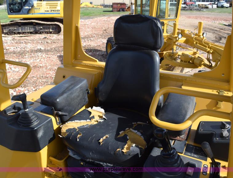 image for item E6282 2003 Caterpillar D4G XL dozer