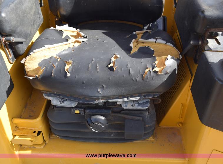 image for item E6282 2003 Caterpillar D4G XL dozer