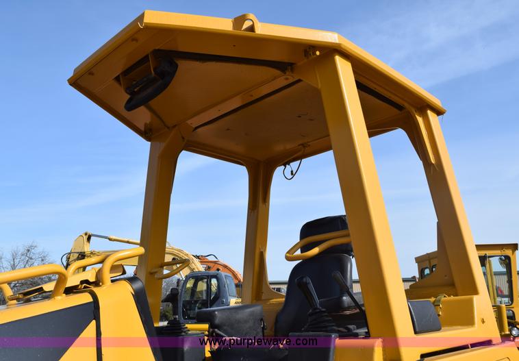 image for item E6282 2003 Caterpillar D4G XL dozer