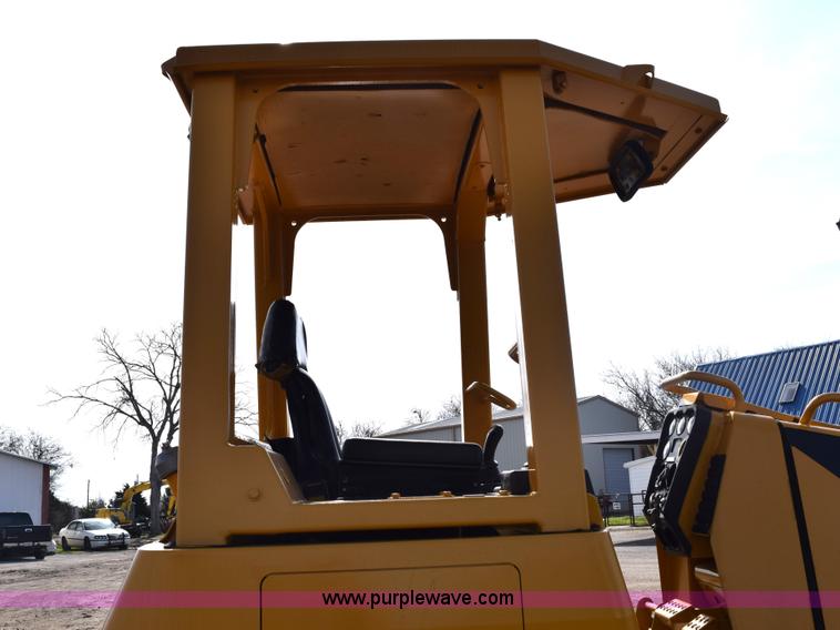 image for item E6282 2003 Caterpillar D4G XL dozer
