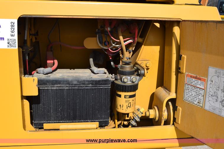 image for item E6282 2003 Caterpillar D4G XL dozer