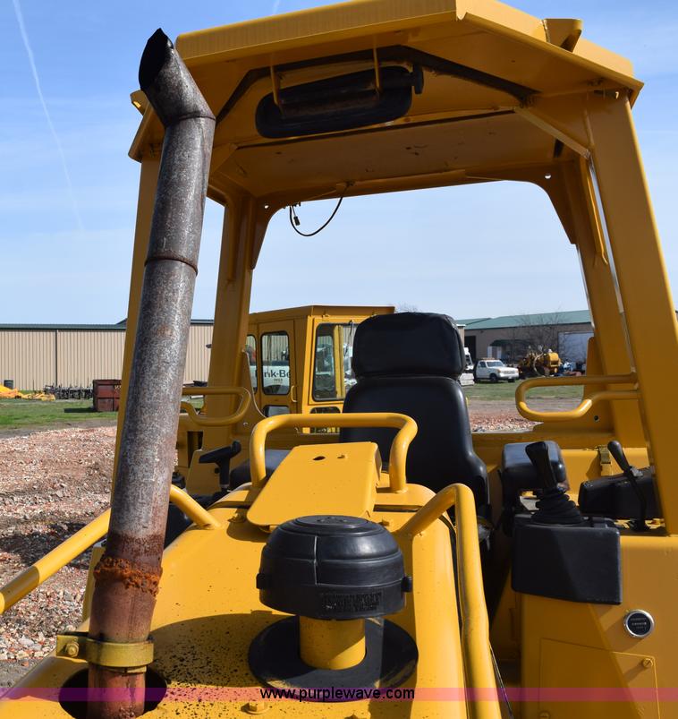 image for item E6282 2003 Caterpillar D4G XL dozer