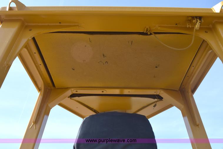 image for item E6282 2003 Caterpillar D4G XL dozer