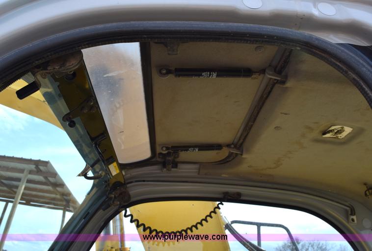 image for item E6284 2006 New Holland E130 SR compact excavator