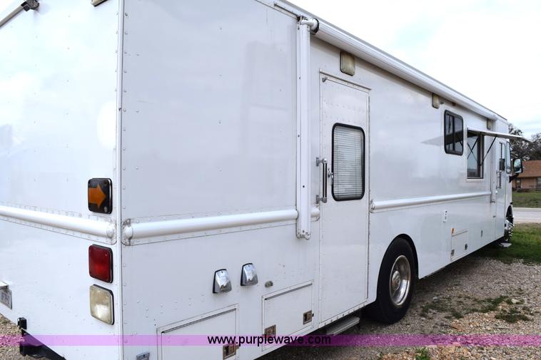 image for item E6285 1999 International Navistar FH1652 RV