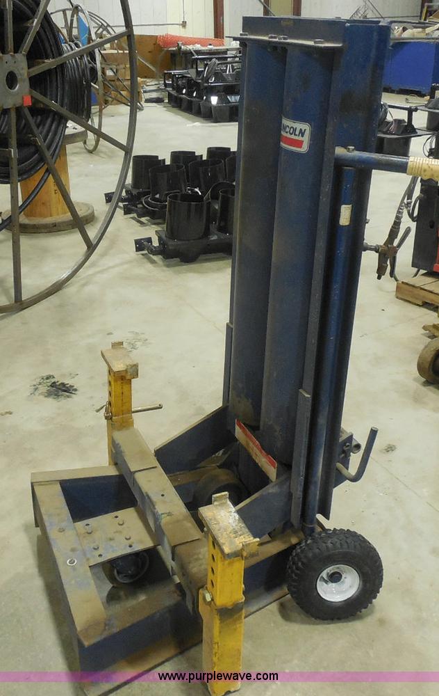 Lincoln 93692 bumper jack in Wichita, KS Item E6320 sold Purple Wave