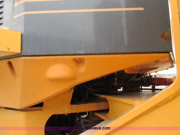 image for item E7437 1998 Case 621B articulated wheel loader