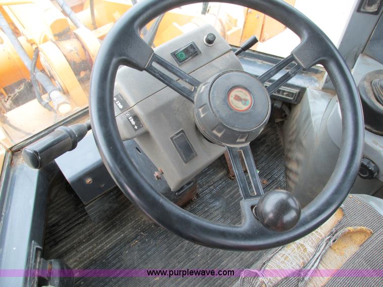 image for item E7437 1998 Case 621B articulated wheel loader