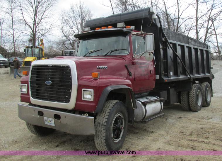 image for item E7445 1995 Ford LT9000 dump truck