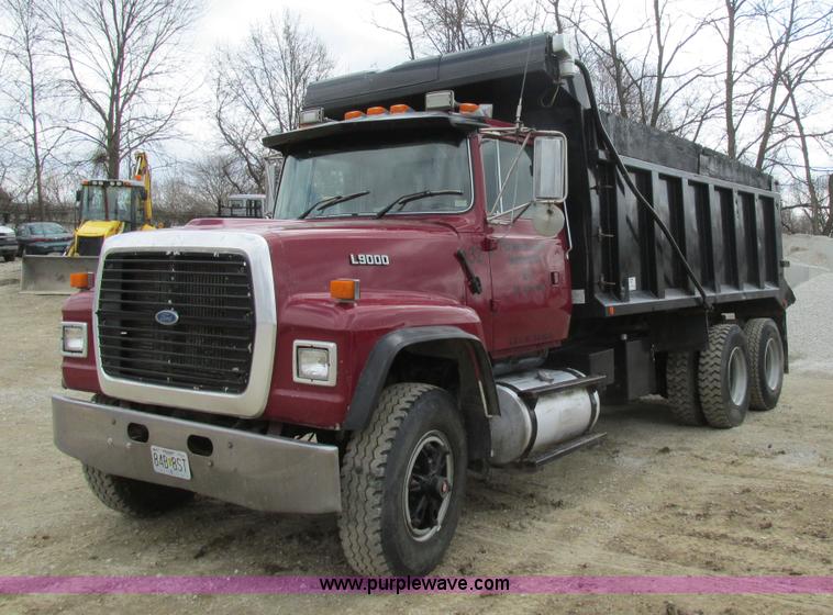 image for item E7445 1995 Ford LT9000 dump truck