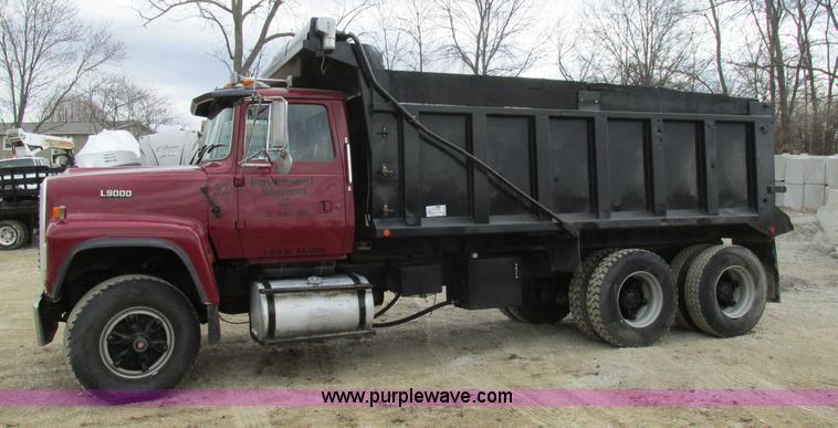 image for item E7445 1995 Ford LT9000 dump truck