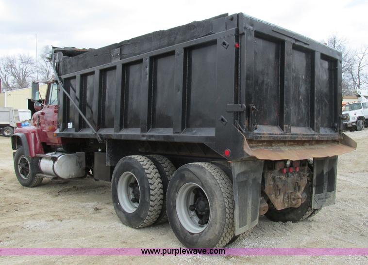 image for item E7445 1995 Ford LT9000 dump truck