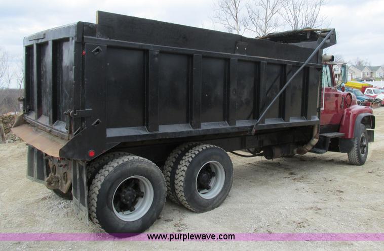 image for item E7445 1995 Ford LT9000 dump truck