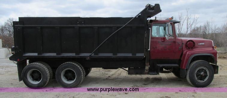 image for item E7445 1995 Ford LT9000 dump truck