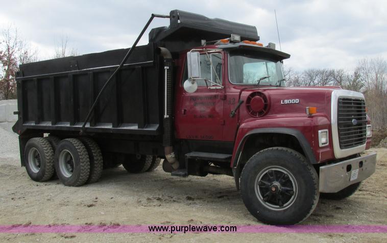 image for item E7445 1995 Ford LT9000 dump truck