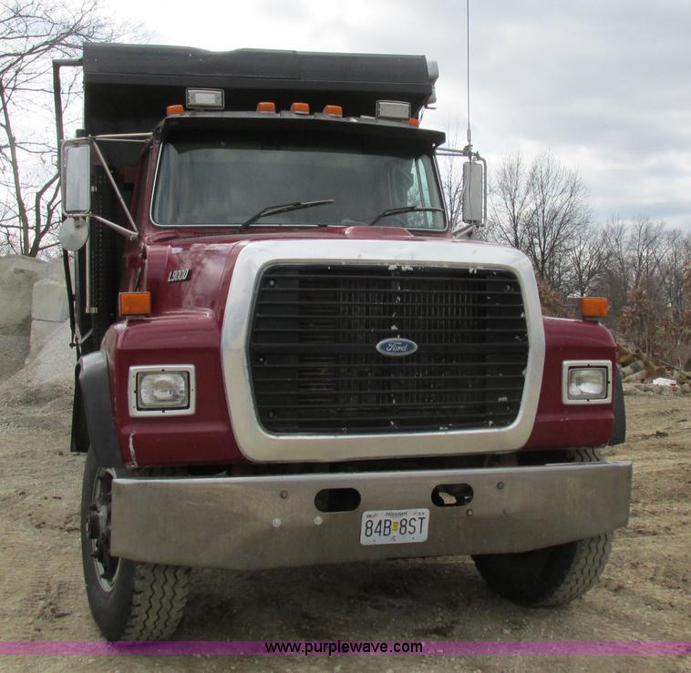 image for item E7445 1995 Ford LT9000 dump truck