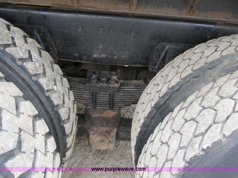 image for item E7445 1995 Ford LT9000 dump truck