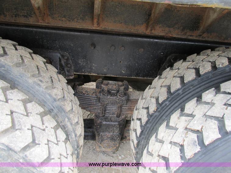 image for item E7445 1995 Ford LT9000 dump truck