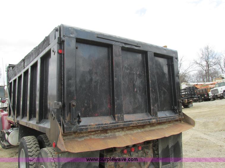 image for item E7445 1995 Ford LT9000 dump truck