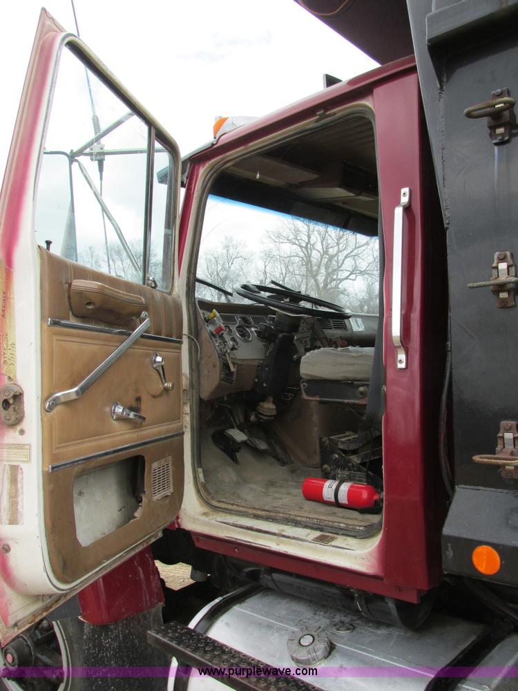 image for item E7445 1995 Ford LT9000 dump truck