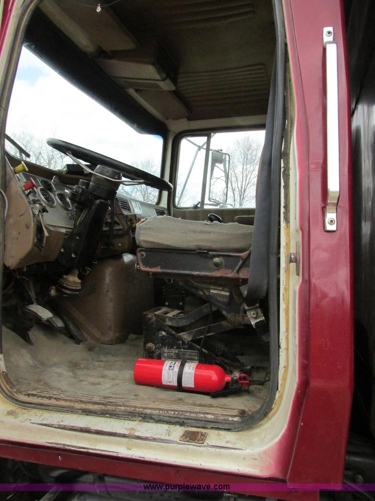 image for item E7445 1995 Ford LT9000 dump truck