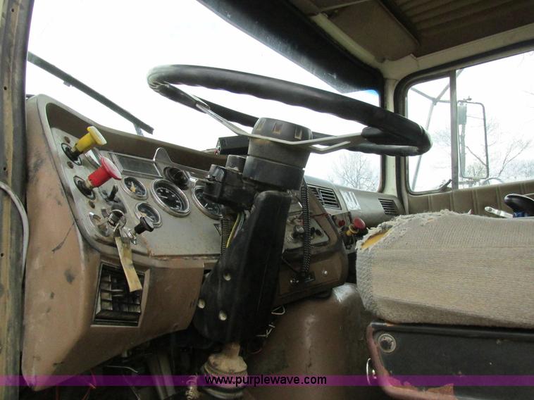 image for item E7445 1995 Ford LT9000 dump truck