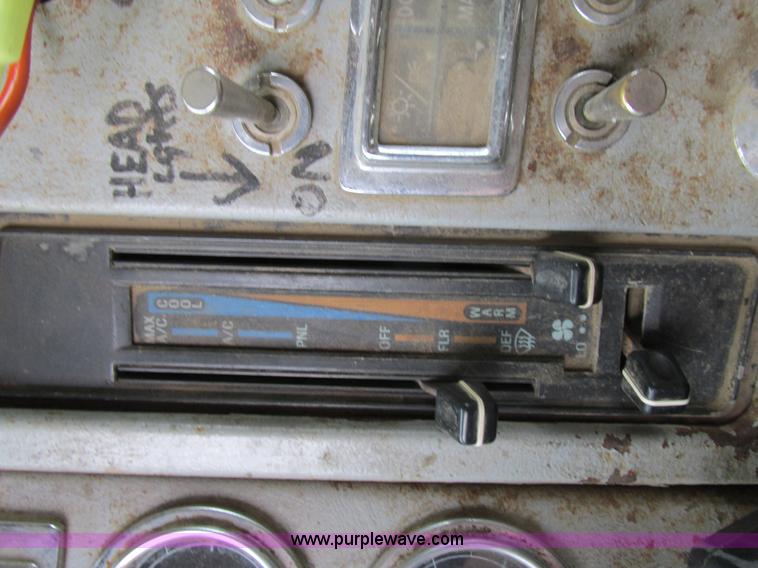 image for item E7445 1995 Ford LT9000 dump truck