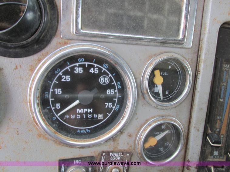 image for item E7445 1995 Ford LT9000 dump truck