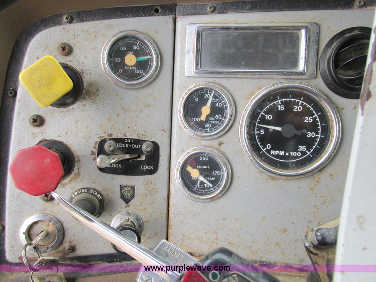 image for item E7445 1995 Ford LT9000 dump truck