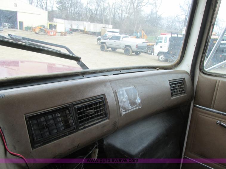 image for item E7445 1995 Ford LT9000 dump truck