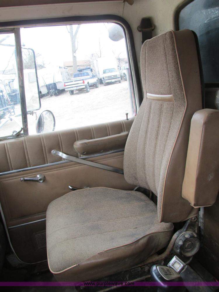 image for item E7445 1995 Ford LT9000 dump truck