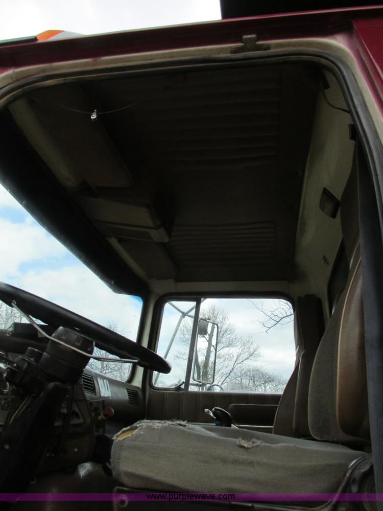 image for item E7445 1995 Ford LT9000 dump truck