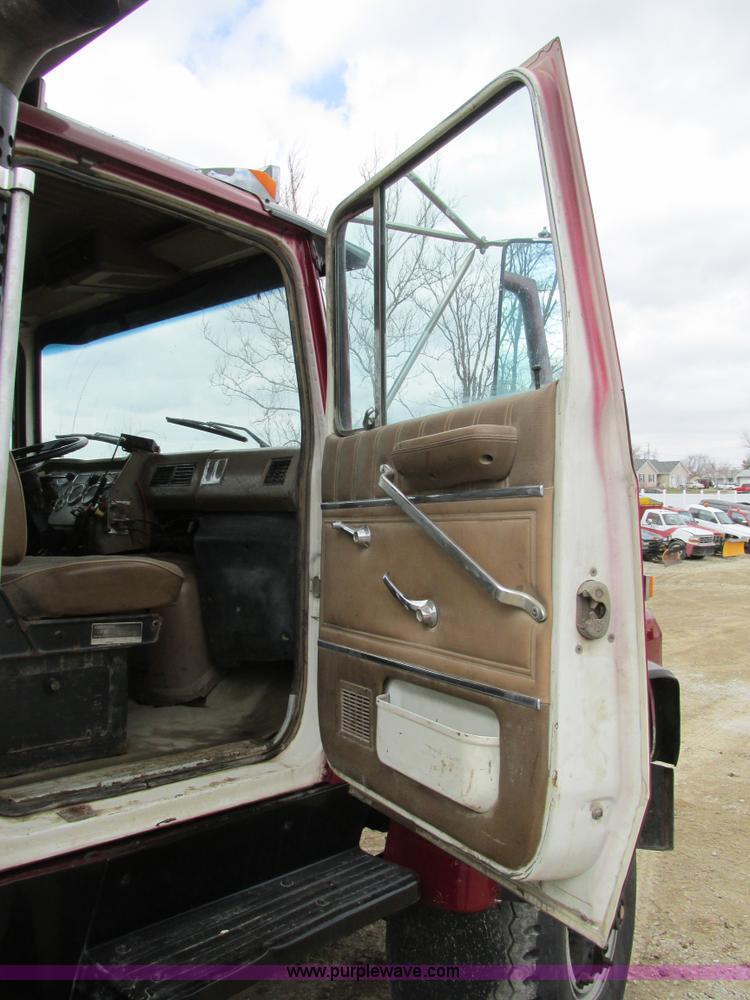 image for item E7445 1995 Ford LT9000 dump truck