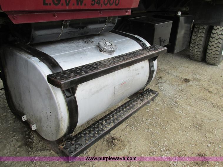 image for item E7445 1995 Ford LT9000 dump truck