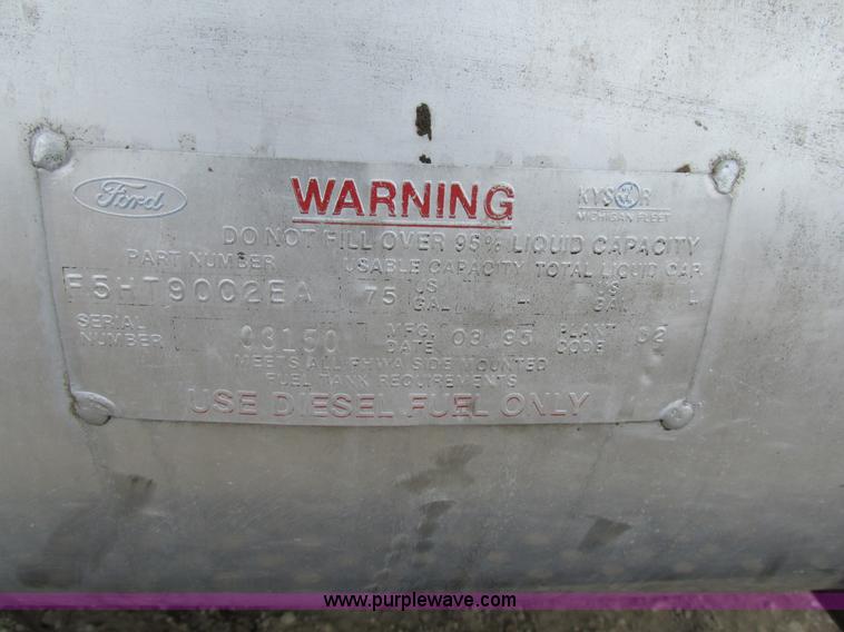 image for item E7445 1995 Ford LT9000 dump truck