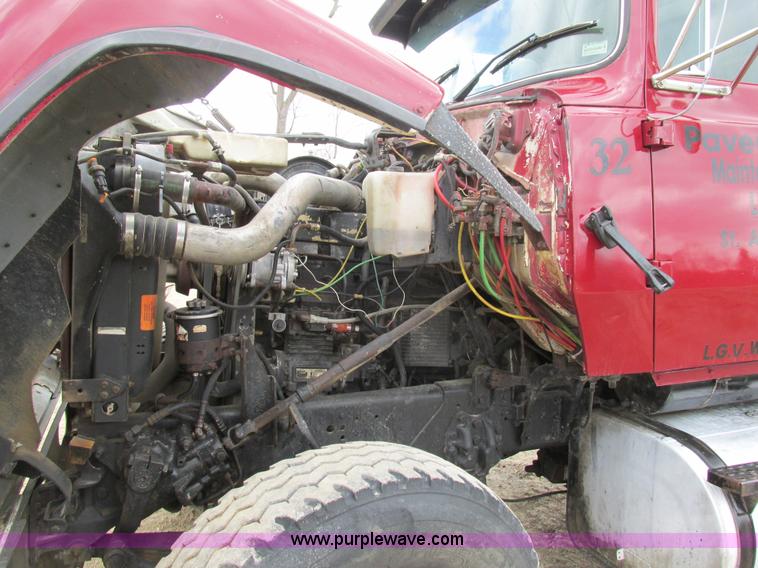 image for item E7445 1995 Ford LT9000 dump truck