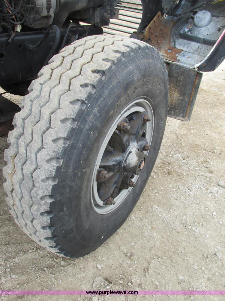 image for item E7445 1995 Ford LT9000 dump truck