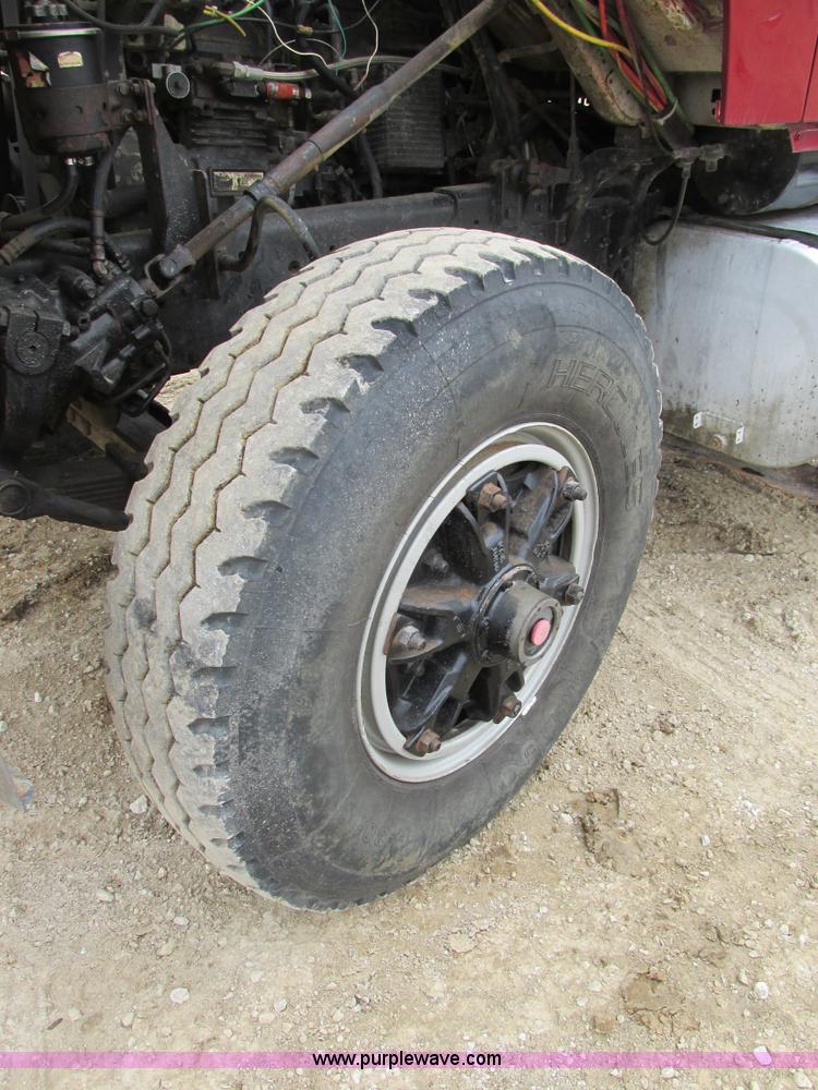 image for item E7445 1995 Ford LT9000 dump truck