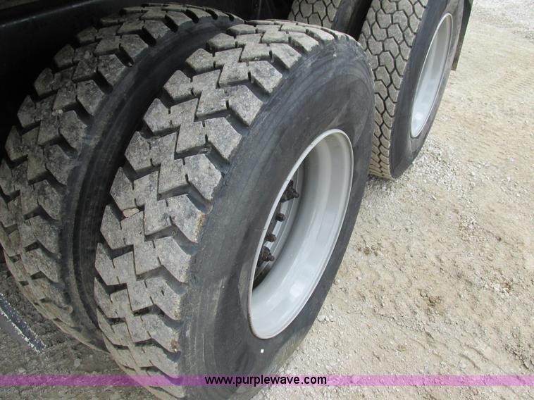 image for item E7445 1995 Ford LT9000 dump truck