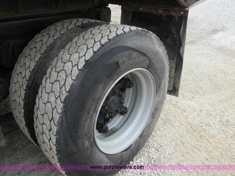 image for item E7445 1995 Ford LT9000 dump truck