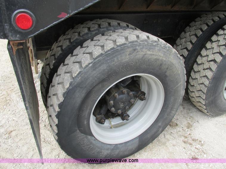 image for item E7445 1995 Ford LT9000 dump truck