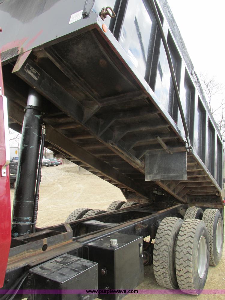 image for item E7445 1995 Ford LT9000 dump truck