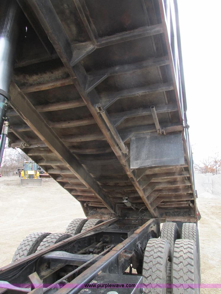 image for item E7445 1995 Ford LT9000 dump truck
