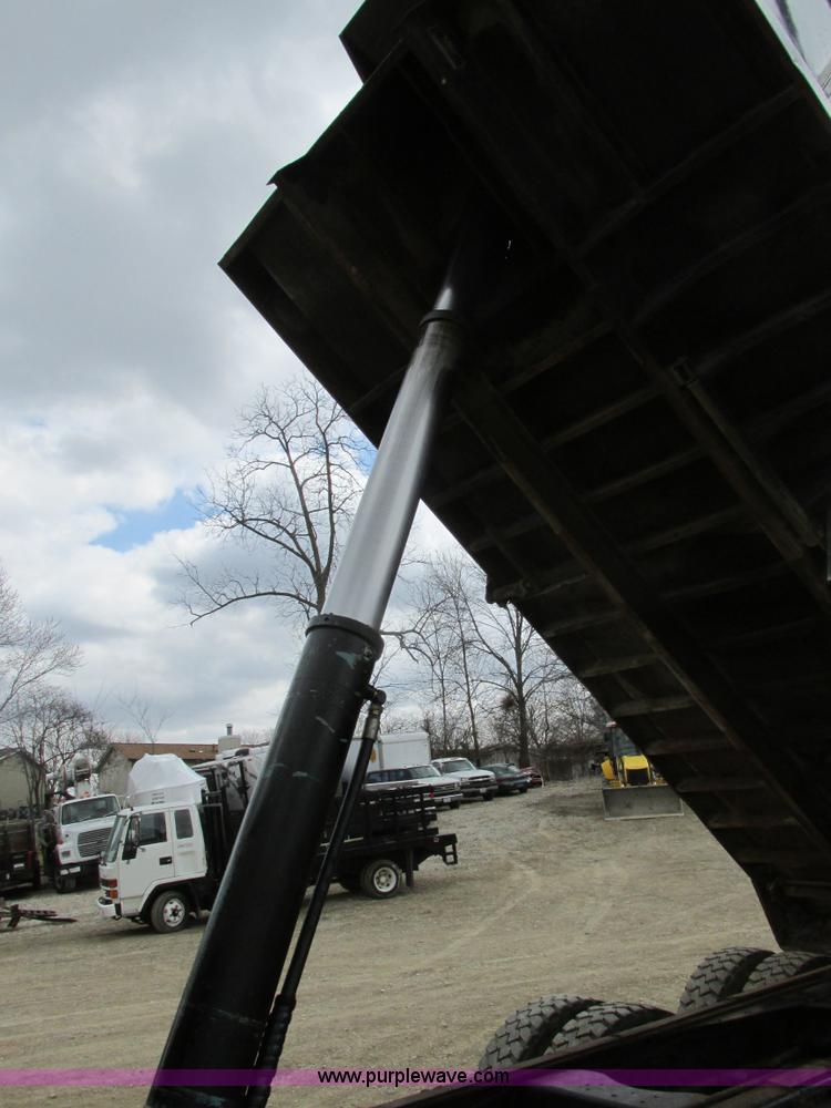 image for item E7445 1995 Ford LT9000 dump truck