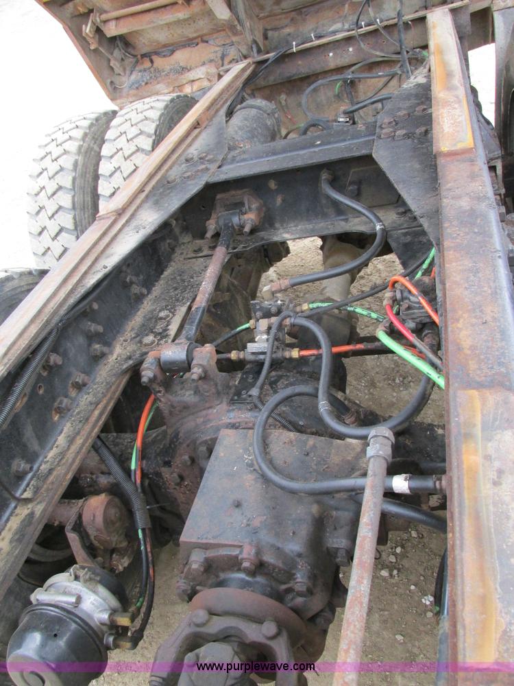 image for item E7445 1995 Ford LT9000 dump truck