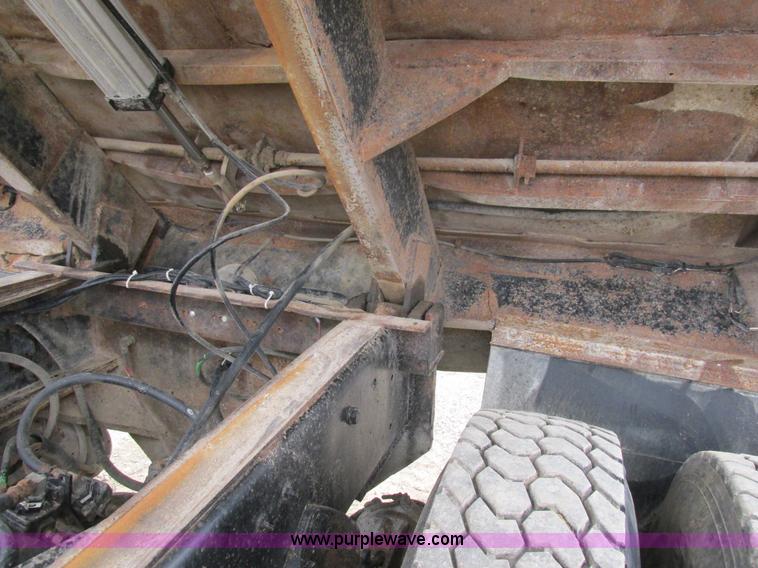 image for item E7445 1995 Ford LT9000 dump truck