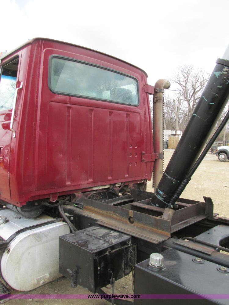 image for item E7445 1995 Ford LT9000 dump truck