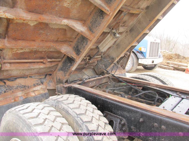 image for item E7445 1995 Ford LT9000 dump truck