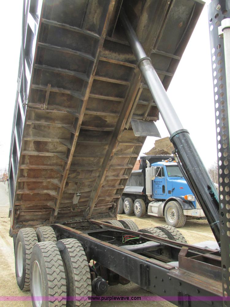 image for item E7445 1995 Ford LT9000 dump truck